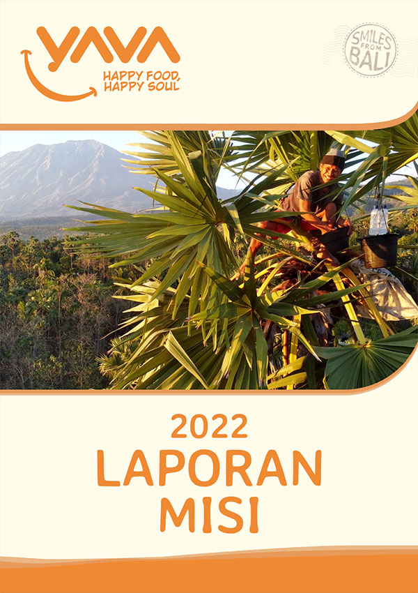 Sampul Laporan Misi YAVA 2022 dengan petani memanen nira di atas pohon lontar.