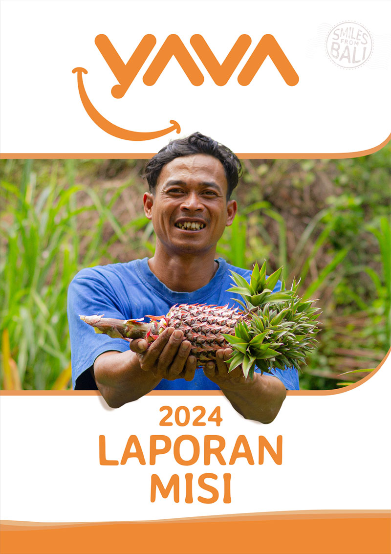 Sampul Laporan Misi YAVA 2024 dengan petani memperlihatkan hasil panen nanas.