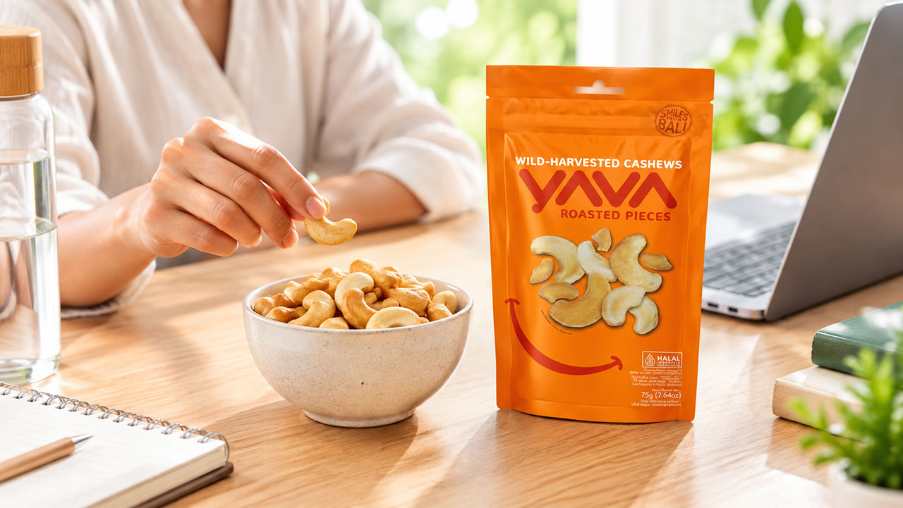 Perbandingan kacang mete YAVA Cashews dengan camilan biasa sebagai pilihan snack sehat