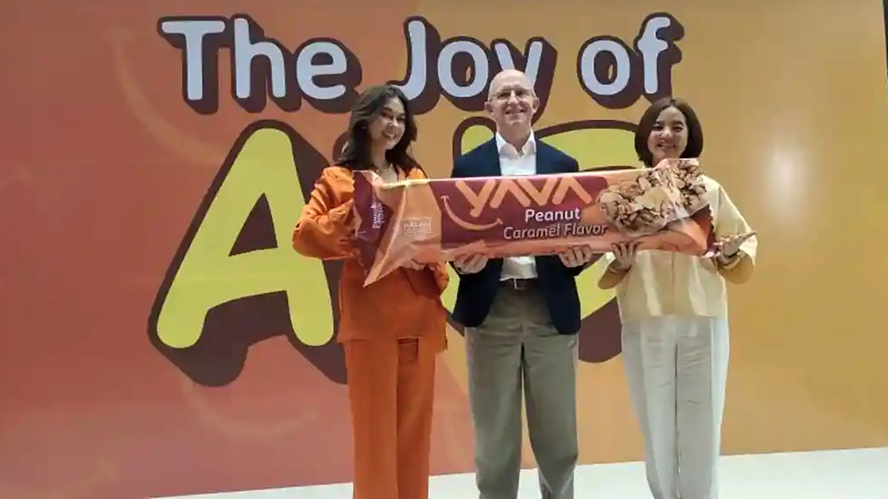 Tiga perwakilan YAVA memegang produk YA’Bar Peanut Caramel Flavor dalam acara peluncuran produk.