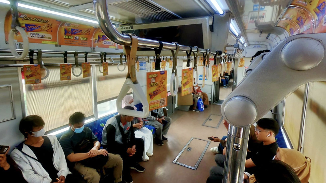 Branding YA’Bar di dalam KRL dalam rangka launching YA’Bar Very Berry dan pembagian produk gratis di rute Sudirman–Depok