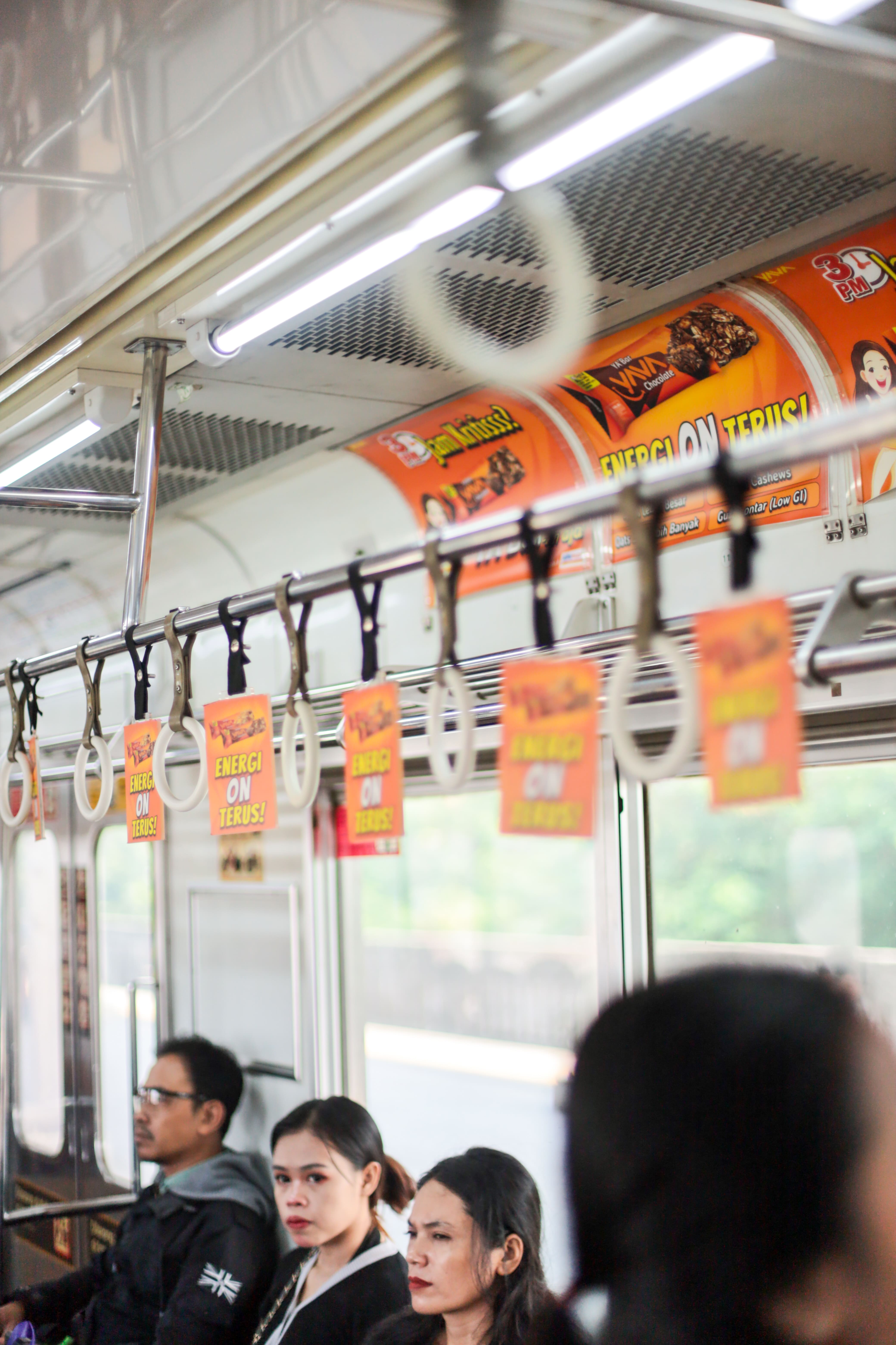 Kampanye YAVA YA’Bar di Commuter Line Jakarta dengan pembagian sampel kepada ribuan komuter di jalur Bogor dan Cikarang