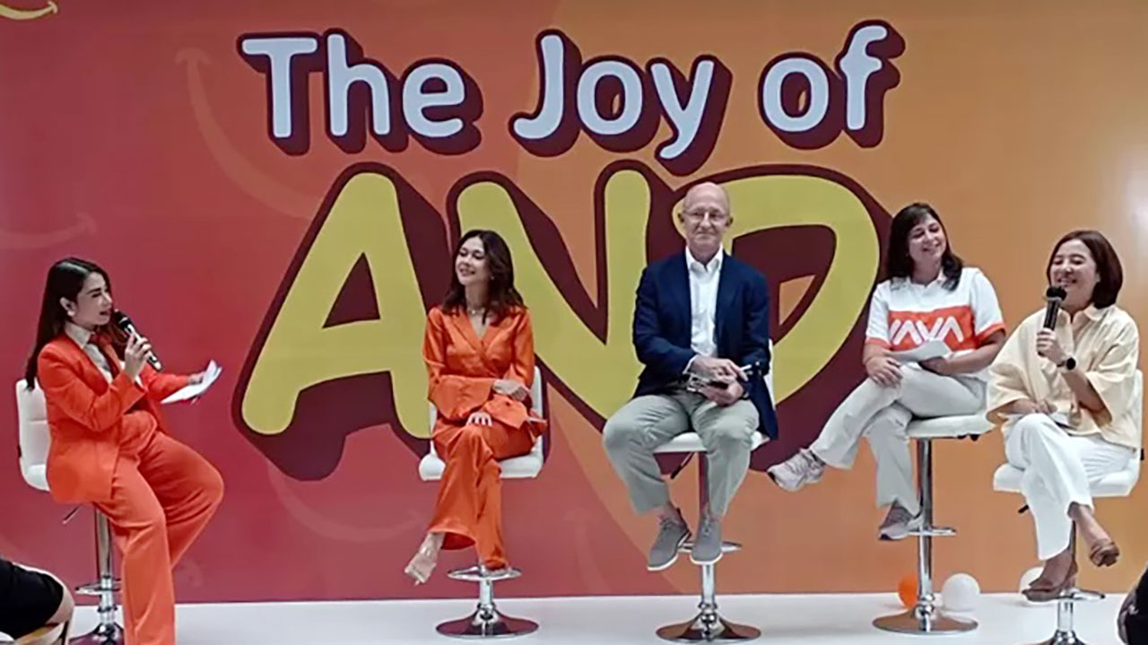 Panel diskusi YAVA The Joy of AND dengan pembicara di atas panggung membahas hidup sehat dan camilan bergizi.