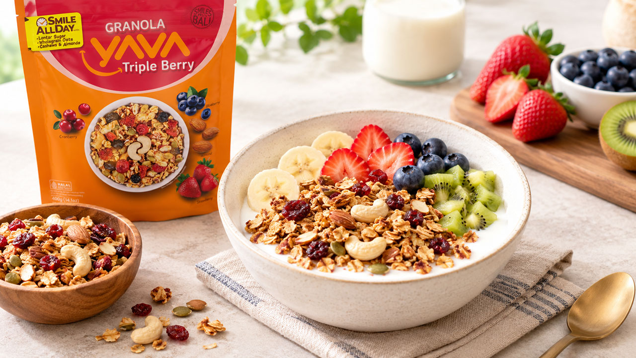 Semangkuk yoghurt dengan Granola YAVA dan potongan buah segar untuk sarapan sehat.