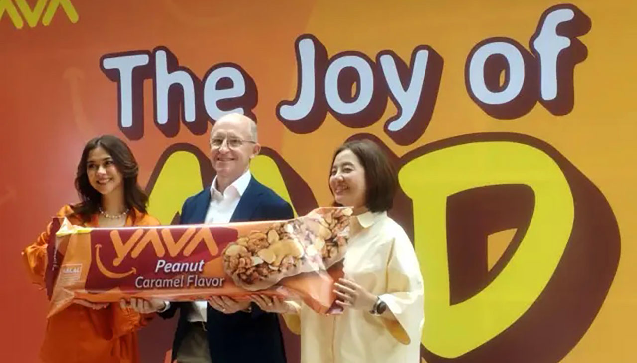 Perwakilan YAVA memegang produk YA’Bar Peanut Caramel Flavor saat acara peluncuran The Joy of AND.