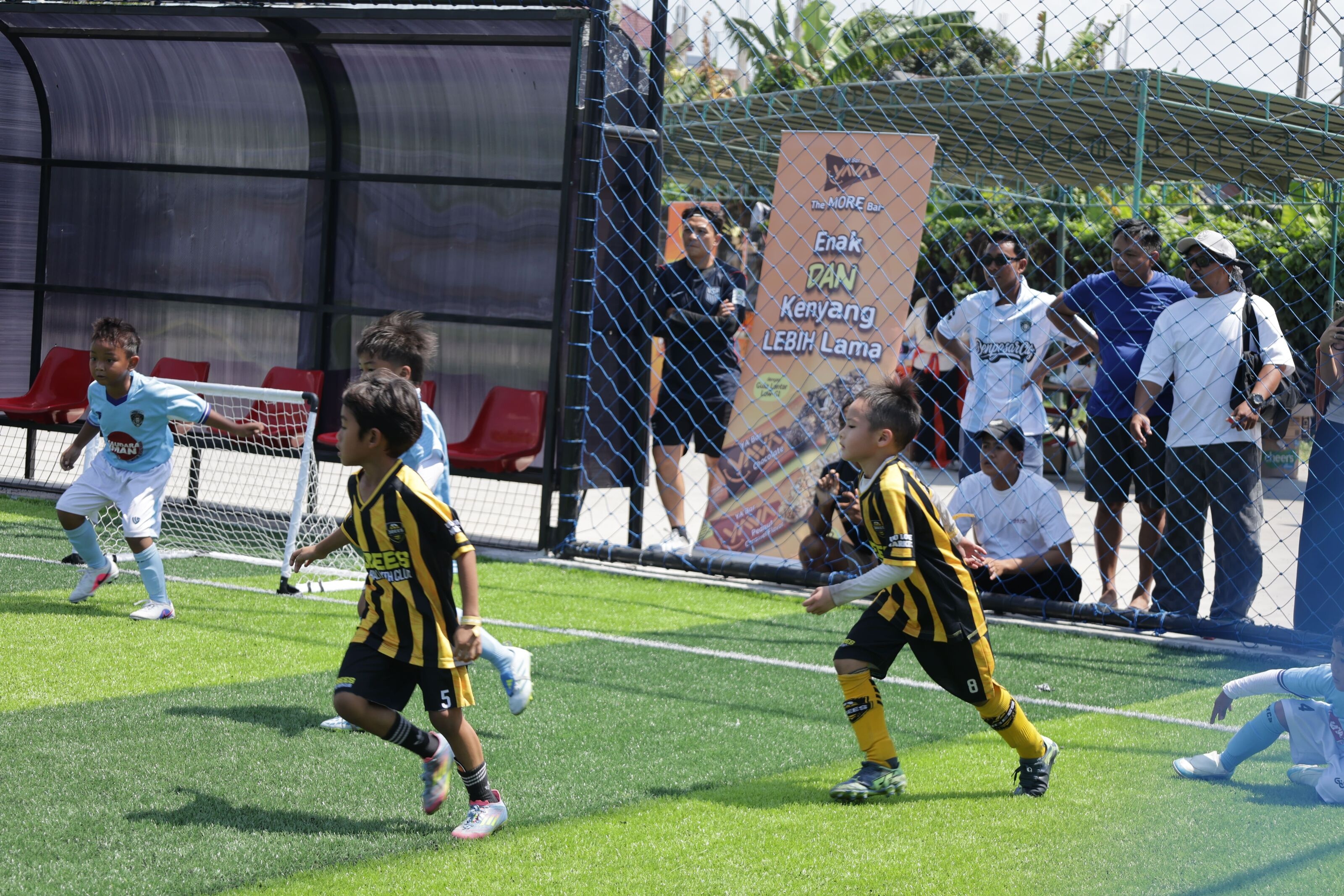 YAVA membagikan YA’Bar kepada pemain anak di BSS Tournament Brazilian Soccer School