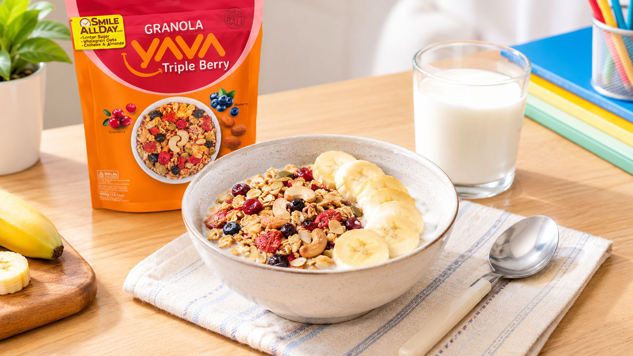 Semangkuk Granola YAVA dengan susu dan irisan pisang untuk sarapan anak usia sekolah.