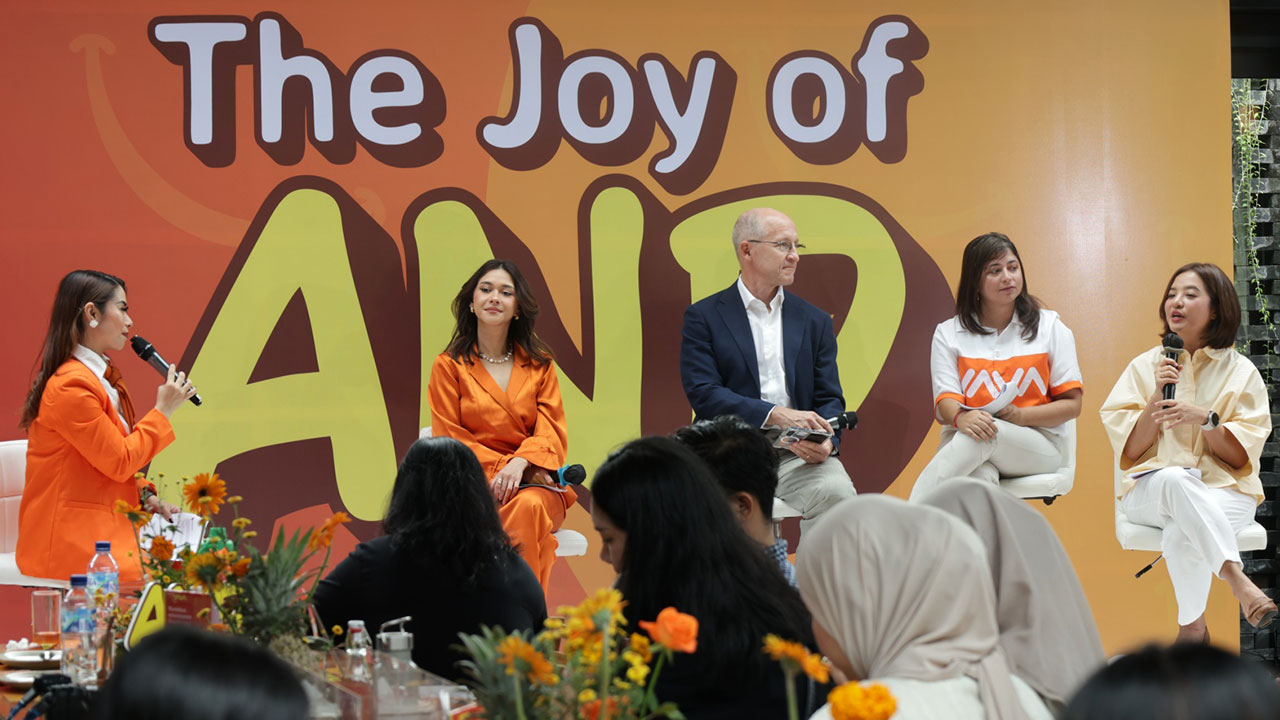 Diskusi panel The Joy of AND bersama pembicara yang membahas kebiasaan ngemil sehat dan seimbang.