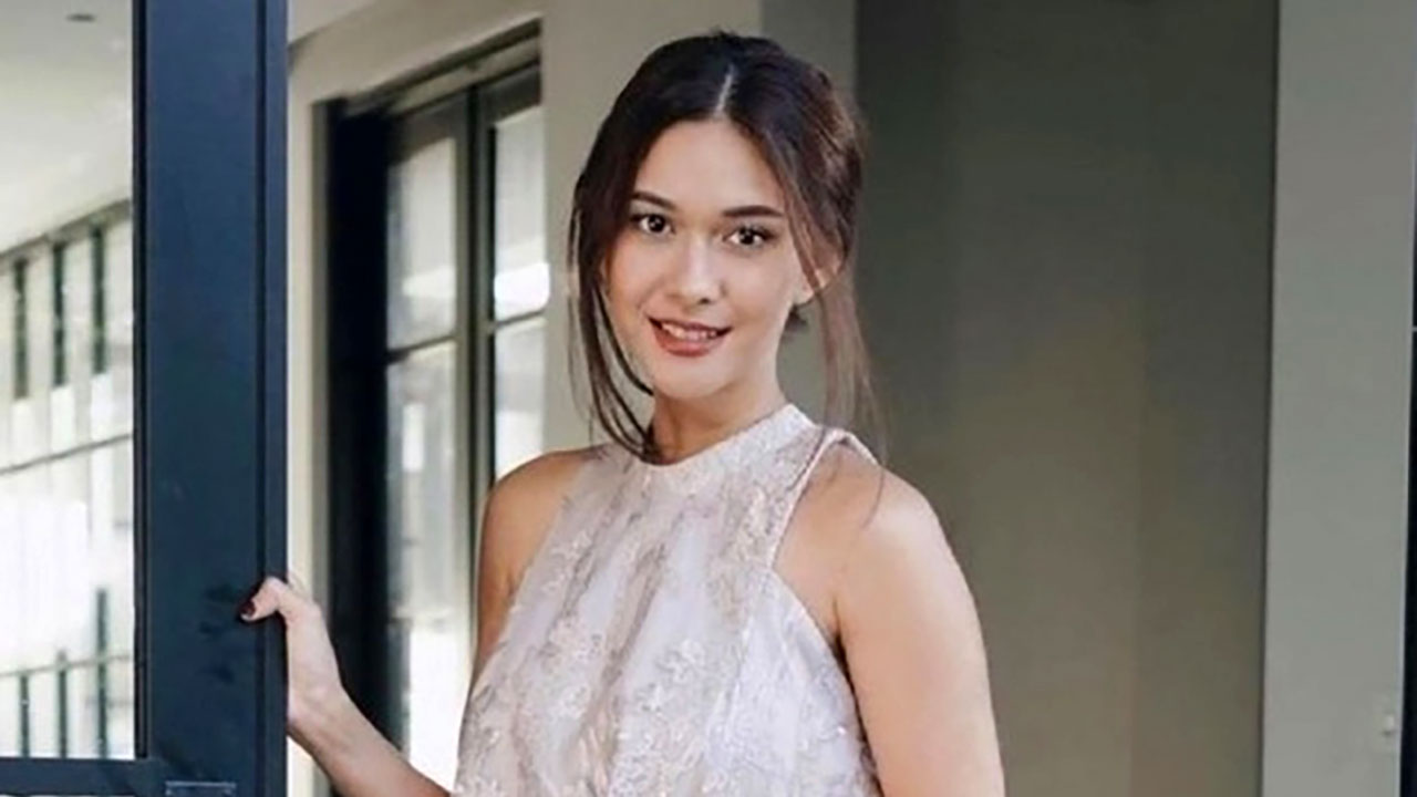 Potret seorang wanita sebagai visual artikel tentang aturan ngemil sehat dalam keseharian.