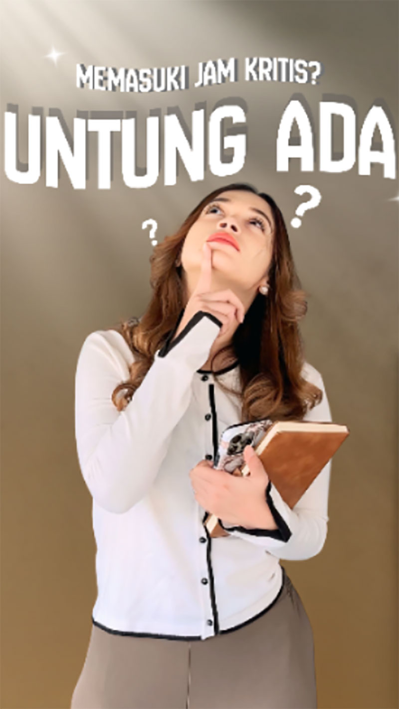 Seorang perempuan tersenyum sambil memegang kemasan YAVA Granola Bites.