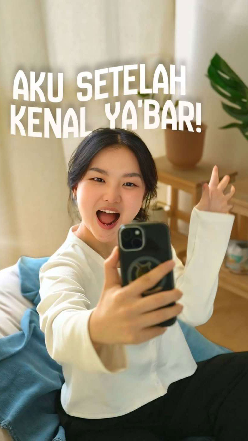 Dua tangan memegang YA’Bites YAVA varian Light Choco dan Tropical Fruits