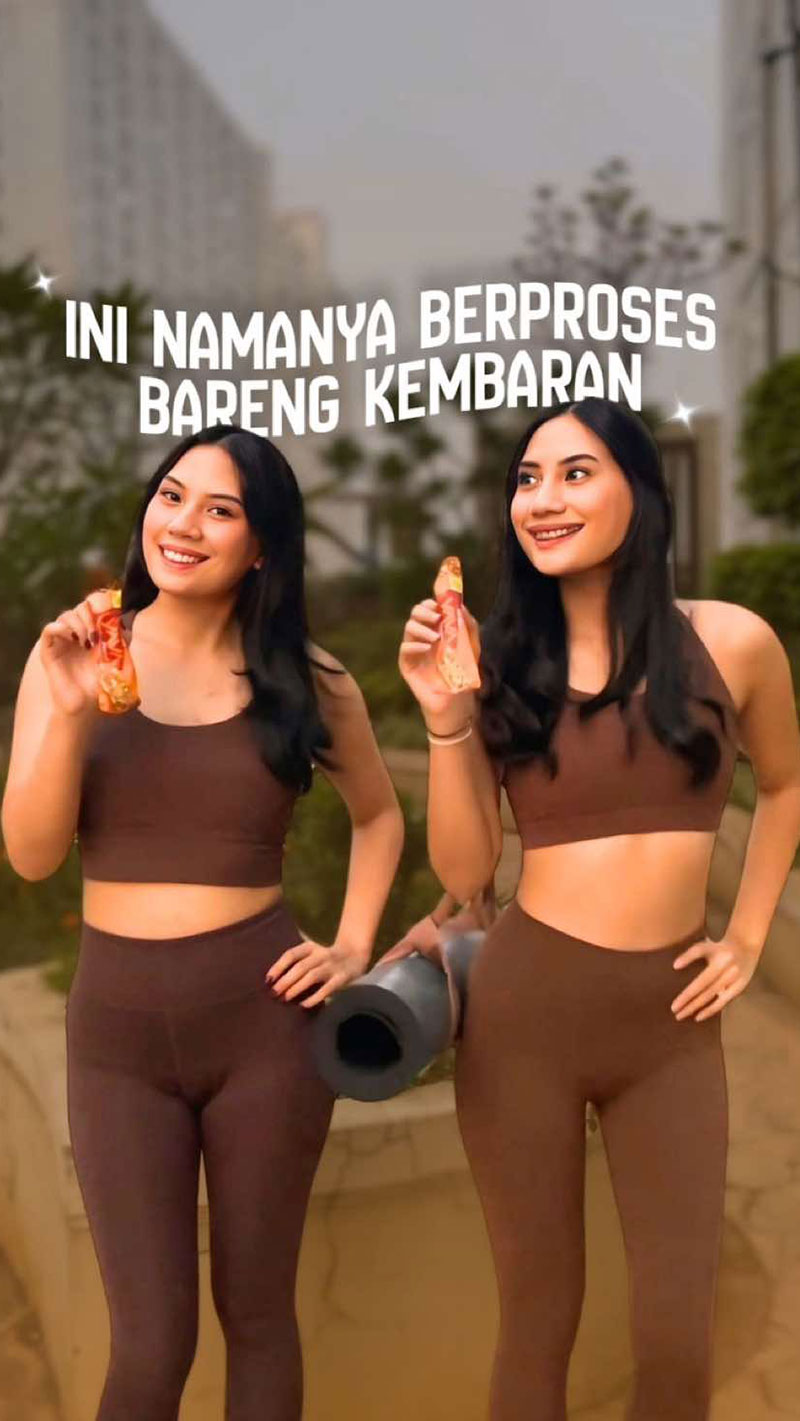 Seorang perempuan berhijab memegang beberapa varian camilan cokelat YAVA