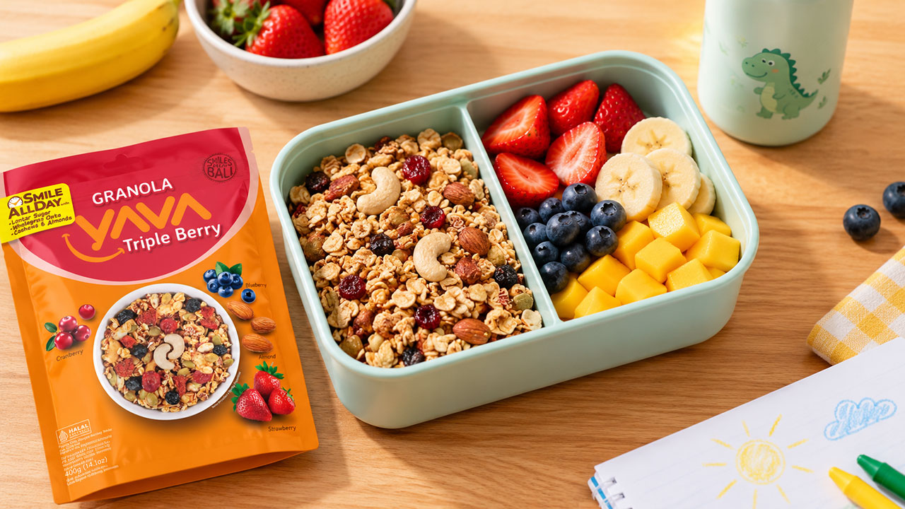 Ide Bekal Snack Anak dengan Granola YAVA dan Buah Kotak bekal anak berisi Granola YAVA dan potongan buah segar.